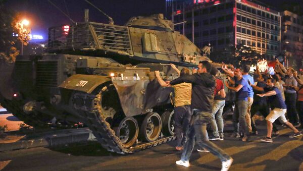 Veículo militar em tentativa de golpe militar em Ancara, Turquia - Sputnik Brasil