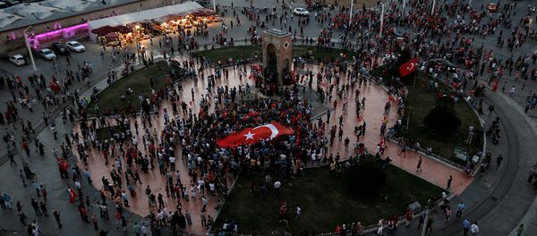 Una reunión progubernamental en la plaza de Taksim en Ankara el día después de la sublevación - Sputnik Brasil