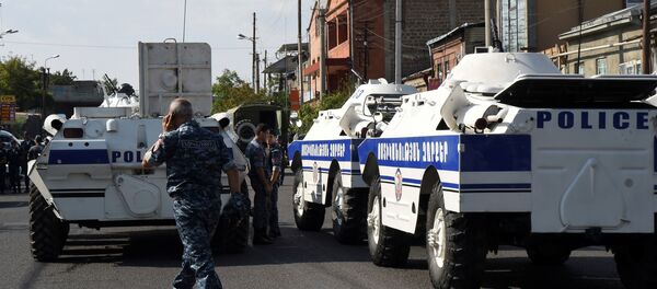 Um grupo armado da oposição tomou na manhã de domingo (17) uma delegacia com o pessoal e exige a renúncia das autoridades armênias. Um grupo armado da oposição tomou na manhã de domingo (17) uma delegacia com o pessoal e exige a renúncia das autoridades armênias. - Sputnik Brasil