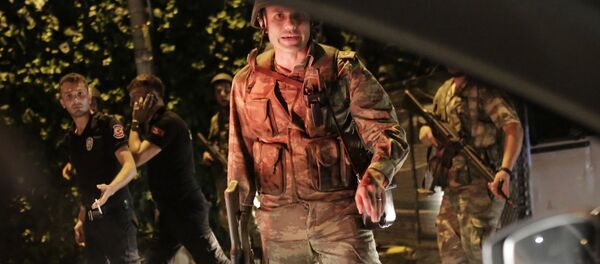 O exército turco tenta dissuadir transeuntes em Istambul - Sputnik Brasil