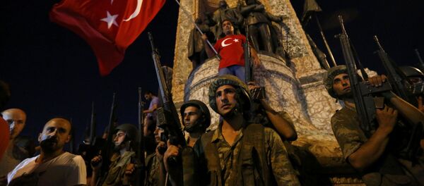Soldados turcos na Praça Taksim, em Istambul - Sputnik Brasil