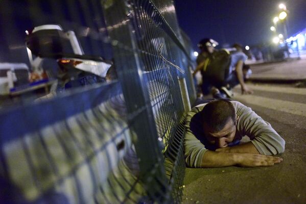 Homem se esconde dos tiros na ponte em Istambul - Sputnik Brasil