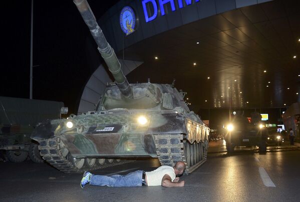 Homem no aeroporto Ataturk - Sputnik Brasil