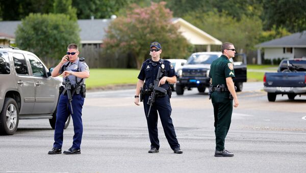 Police officers block off a road after a shooting of police in Baton Rouge, Louisiana, U.S. July 17, 2016. - Sputnik Brasil