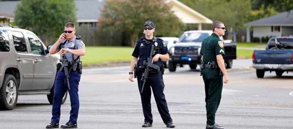 Police officers block off a road after a shooting of police in Baton Rouge, Louisiana, U.S. July 17, 2016. Police officers block off a road after a shooting of police in Baton Rouge, Louisiana, U.S. July 17, 2016. - Sputnik Brasil