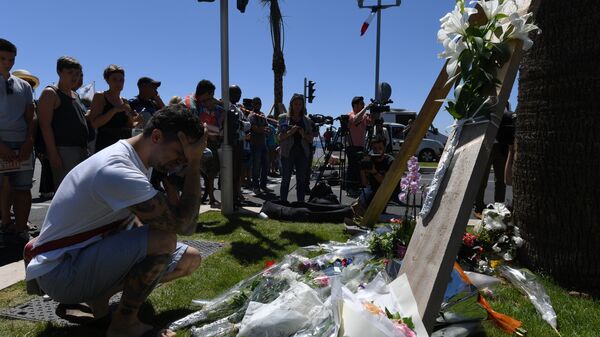 Flores no local da morte de vítimas do atentado em Nice - Sputnik Brasil