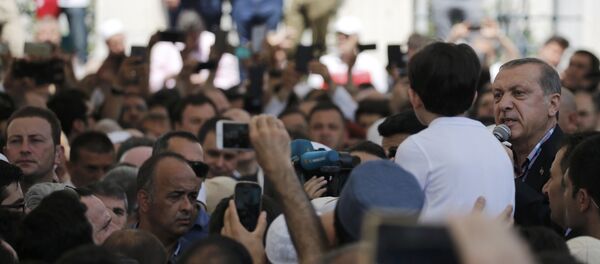 Recep Tayyip Erdogan, presidente da Turquia, no enterro de vítimas após a tentativa de golpe militar - Sputnik Brasil
