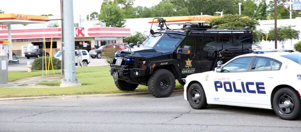 Police officers block off a road after a shooting of police in Baton Rouge, Louisiana, U.S. July 17, 2016. - Sputnik Brasil