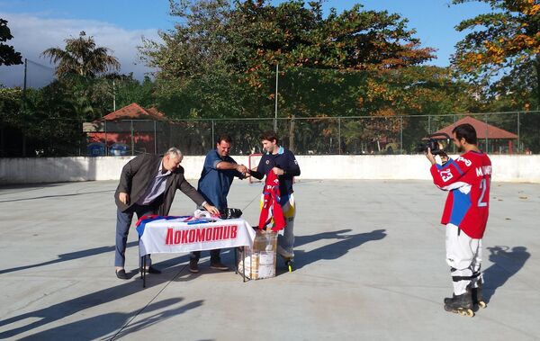 Cônsul russo e prefeito carioca entregam uniformes aos jogadores do Lokomotiv Rio Cônsul russo e prefeito carioca entregam uniformes aos jogadores do Lokomotiv Rio - Sputnik Brasil
