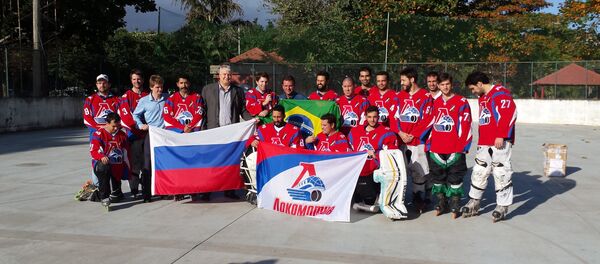 Equipe do Lokomotiv Rio recebe o uniforme enviado pelos torcedores do Lokomotiv Yaroslavl - Sputnik Brasil