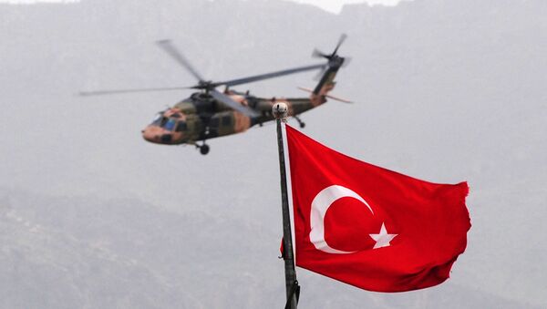 Helicóptero turco perto da fronteira com o Iraque - Sputnik Brasil