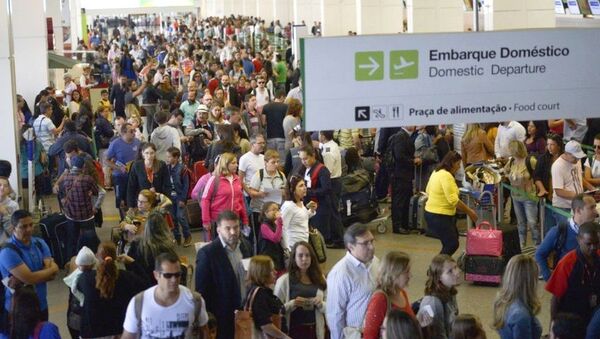 A partir de hoje (18) a inspeção de bagagens nos aeroportos do país estará mais rigorosa, o que gerou grandes filas nos terminais. - Sputnik Brasil