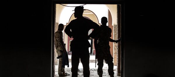 Soldados nigerianos inspecionam palácio usado pelo Boko Haram como quartel-general em Bama - Sputnik Brasil