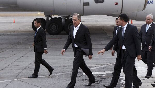 Russian Foreign Minister Sergei Lavrov (C) walks on the tarmac as he arrives at La Aurora international airport in Guatemala March 25, 2015. - Sputnik Brasil