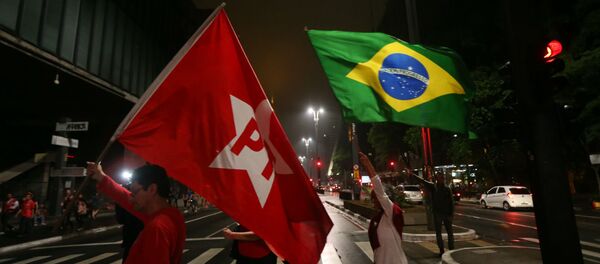 Bandeiras do PT e do Brasil. - Sputnik Brasil