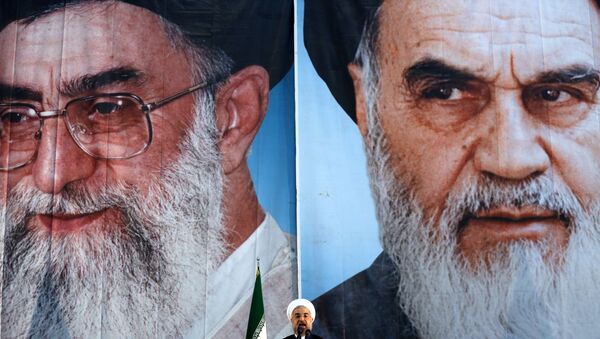 Presidente iraniano Hassan Rouhani faz discurso com retratos do Líder Supremo do Irã Ayatollah Ali Khamenei e do fundador da República Islâmica do Irã Ayatollah Ruhollah Khomeini ao fundo - Sputnik Brasil