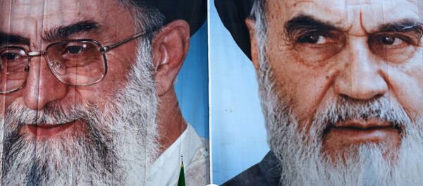 Presidente iraniano Hassan Rouhani faz discurso com retratos do Líder Supremo do Irã Ayatollah Ali Khamenei e do fundador da República Islâmica do Irã Ayatollah Ruhollah Khomeini ao fundo - Sputnik Brasil