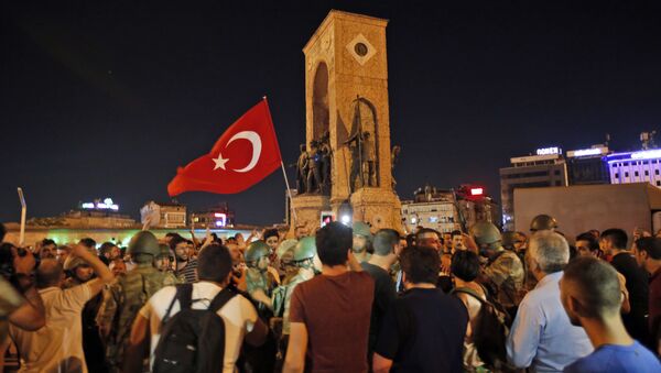 Apoiantes do presidente Erdogan na praça Taksim em 16 de julho, 2016 - Sputnik Brasil