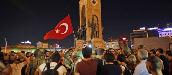 Apoiantes do presidente Erdogan na praça Taksim em 16 de julho, 2016 Apoiantes do presidente Erdogan na praça Taksim em 16 de julho, 2016 - Sputnik Brasil