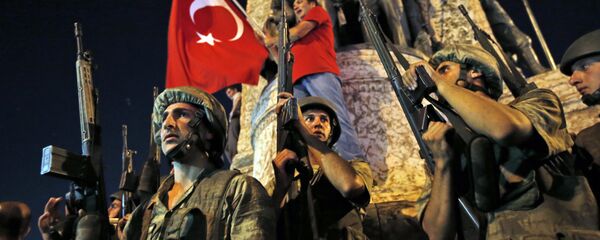 Soldados do exército turco guardam a área na praça Taksim, no centro de Istambul, durante uma manifestação pró-Erdogan em 16 de julho de 2016 - Sputnik Brasil