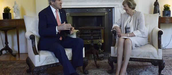 Secretário de Estado dos EUA, John Kerry, e nova primeira-ministra da Grã-Bretanha, Theresa May - Sputnik Brasil