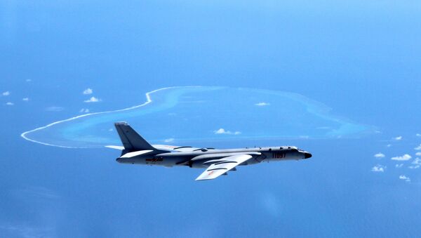 In this undated photo released by Xinhua News Agency, a Chinese H-6K bomber patrols the islands and reefs in the South China Sea. - Sputnik Brasil