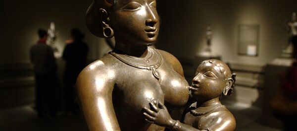 Krishna bebê e a sua mãe adotiva Yashoda - Sputnik Brasil