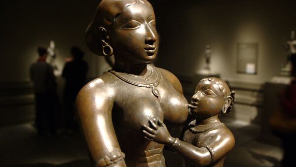 Krishna bebê e a sua mãe adotiva Yashoda - Sputnik Brasil