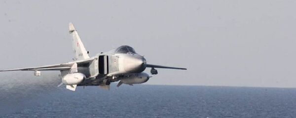 O caça russo Su-24 no mar Báltico - Sputnik Brasil