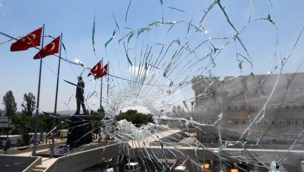 A damaged window is pictured at the police headquarters in Ankara, Turkey, July 18, 2016 - Sputnik Brasil