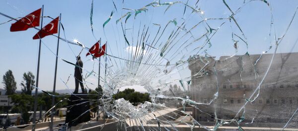 A damaged window is pictured at the police headquarters in Ankara, Turkey, July 18, 2016 - Sputnik Brasil