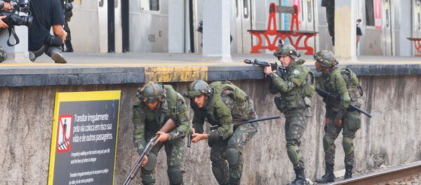 Forças de segurança realizam exercício para a Olimpíada, na estação de trem de Deodoro - Sputnik Brasil