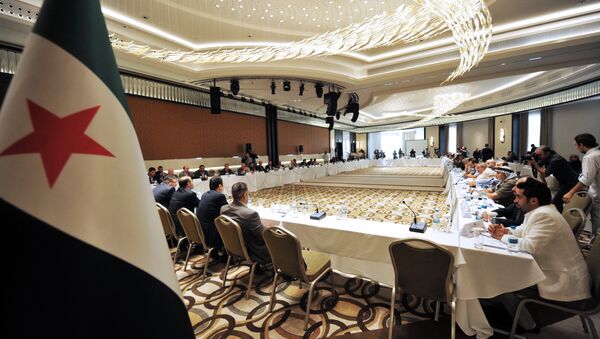 Members of Syrian National coalition (SNC) attend a meeting of the National Coalition of Syrian Revolution and Opposition forces on September 13, 2013, in Istanbul - Sputnik Brasil