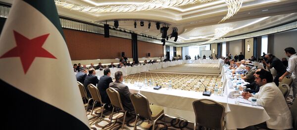 Members of Syrian National coalition (SNC) attend a meeting of the National Coalition of Syrian Revolution and Opposition forces on September 13, 2013, in Istanbul - Sputnik Brasil