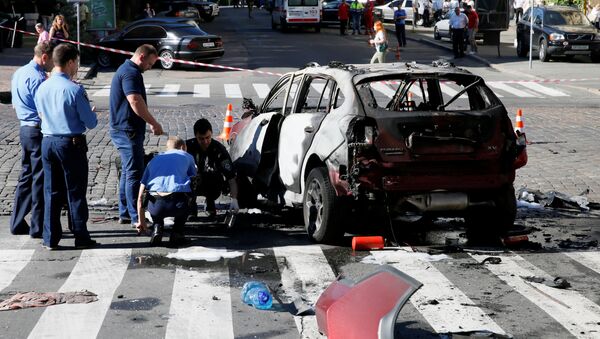 Investigadores analisam o carro em que o jornalista Pavel Sheremet foi assassinato no centro de Kiev - Sputnik Brasil