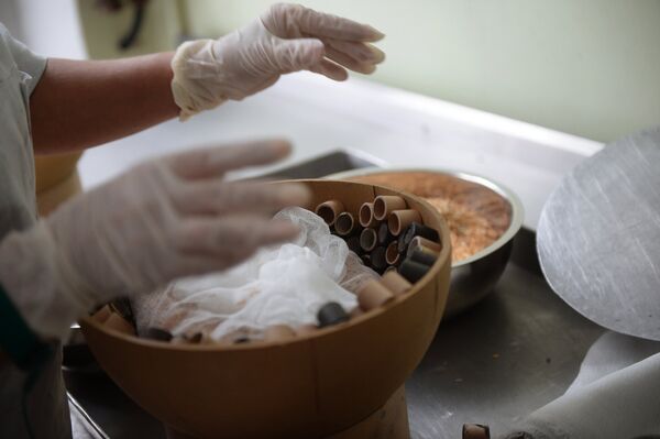 Processo de fabricação de fogos de artifício na Rússia - Sputnik Brasil