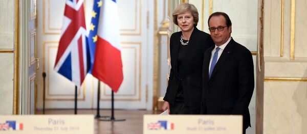 Presidente da França, François Hollande, e primeira-ministra da Grã-Bretanha, Theresa May, participam de coletiva de imprensa - Sputnik Brasil