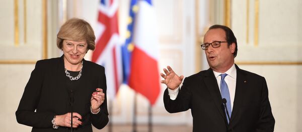 Presidente da França, François Hollande, e primeira-ministra da Grã-Bretanha, Theresa May, participam de coletiva de imprensa Presidente da França, François Hollande, e primeira-ministra da Grã-Bretanha, Theresa May, participam de coletiva de imprensa - Sputnik Brasil