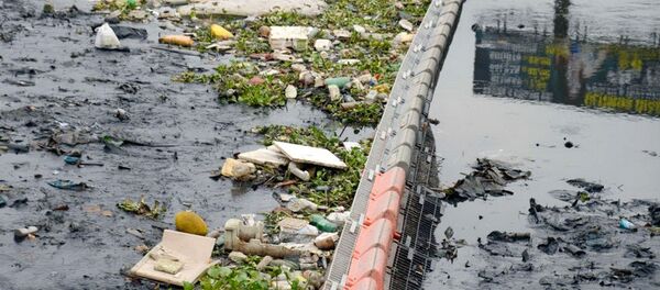 Ecobarreira instalada no Rio Meriti para evitar que o lixo flutuante chegue à Baía de Guanabara - Sputnik Brasil