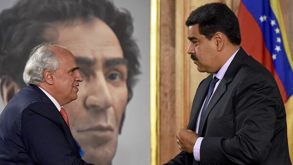 Venezuelan president Nicolas Maduro (R) greets the secretary general of the Union of South American Nations (UNASUR), Colombian former president (1994-1998) Ernesto Samper, at the Miraflores presidential palace in Caracas on April 12, 2016. - Sputnik Brasil