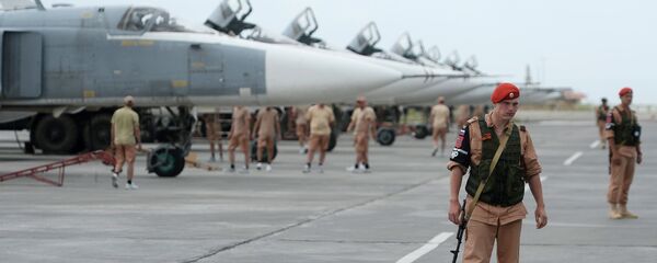 Forças russas na base aérea de Hmeimim na Síria - Sputnik Brasil