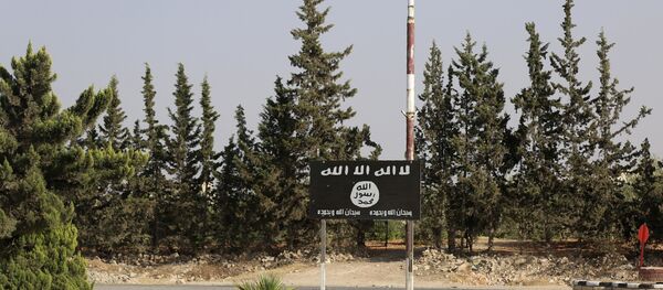 An Islamic State (IS) group flag is seen on a road in the jihadist's group bastion of Manbij, in northern Syria (File) - Sputnik Brasil