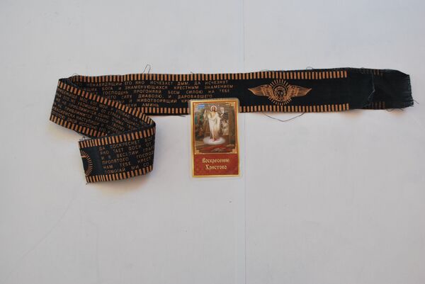 Um ícone da Ressurreição de Cristo e uma fita com a prece Renasce, Deus - Sputnik Brasil