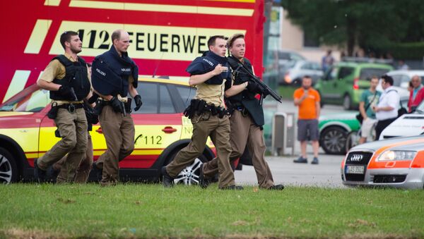 Polícia alemã no centro comercial de Munique onde um atirador matou 9 pessoas em 22 de julho - Sputnik Brasil