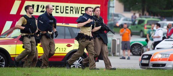 Police walks near a shopping mall amid a shooting on July 22, 2016 in Munich - Sputnik Brasil
