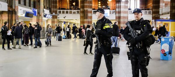 Dutch officers carry out extra patrols at the Central Station in Amsterdam, The Netherlands, 22 March 2016 - Sputnik Brasil