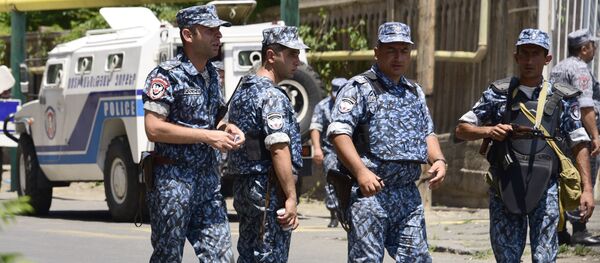 Policiais armênios bloqueiam as ruas perto do bairro Erebuni, 18 de julho 2016 - Sputnik Brasil