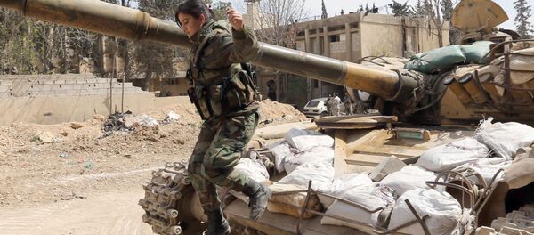 Mulher soldada salta de um tanque durante confrontos com insurgentes na área de Jobar - Sputnik Brasil