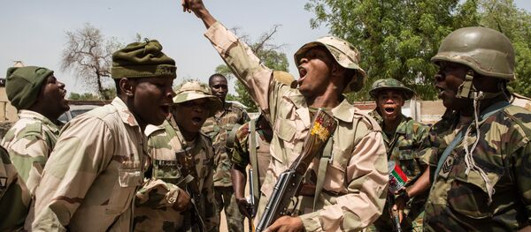 Soldados nigerianos comemoram vitória sobre o Boko Haram Soldados nigerianos comemoram vitória sobre o Boko Haram - Sputnik Brasil