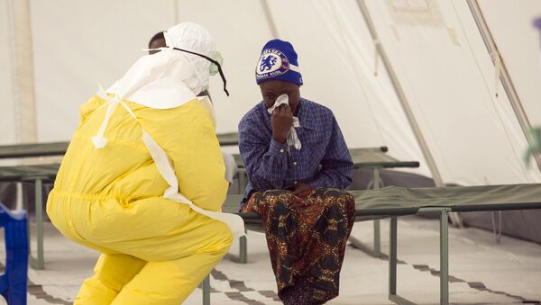 Funcionário de saúde de Serra Leoa atende um paciente suspeito de ter contraído o vírus ebola - Sputnik Brasil